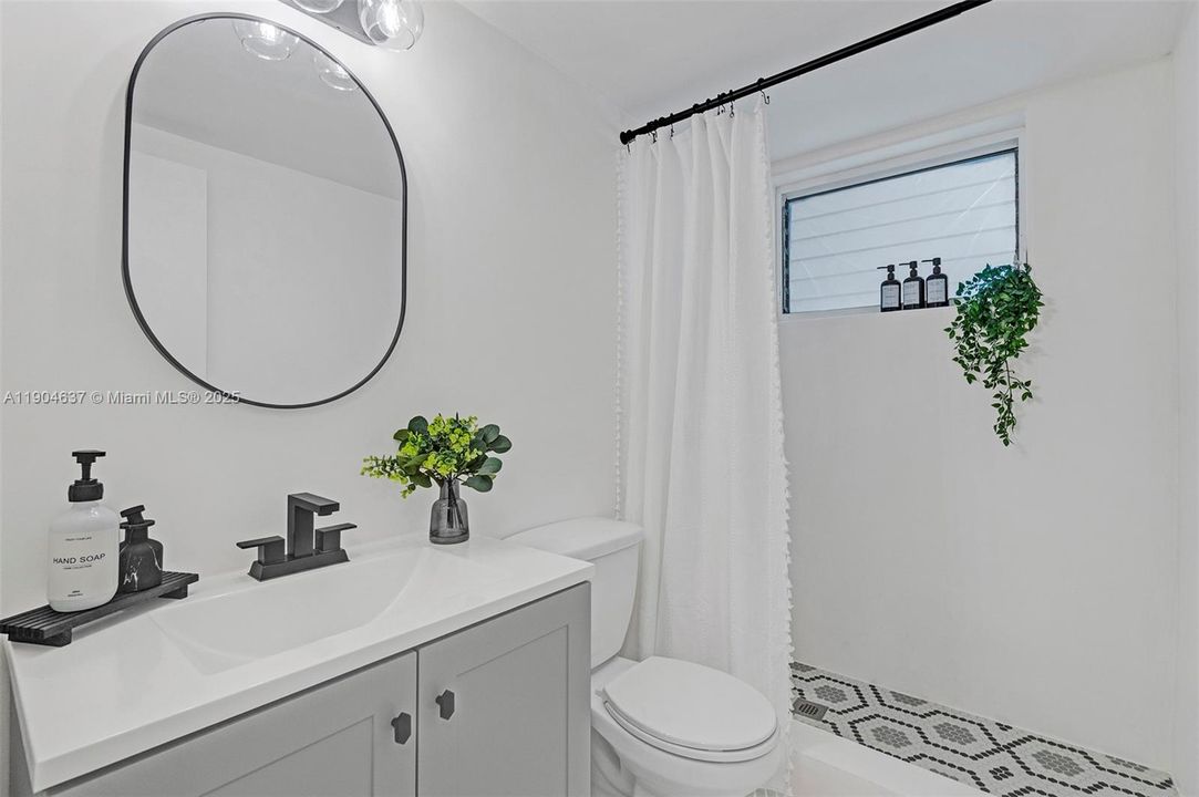 For Sale: $254,900 (1 beds, 1 baths, 700 Square Feet)