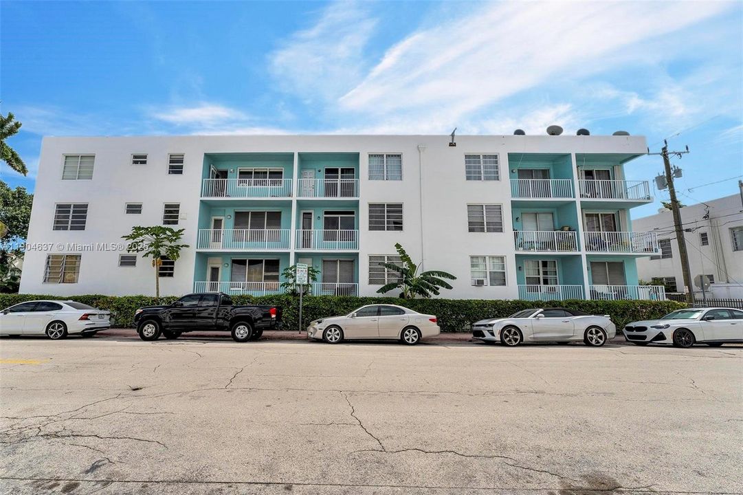 For Sale: $254,900 (1 beds, 1 baths, 700 Square Feet)