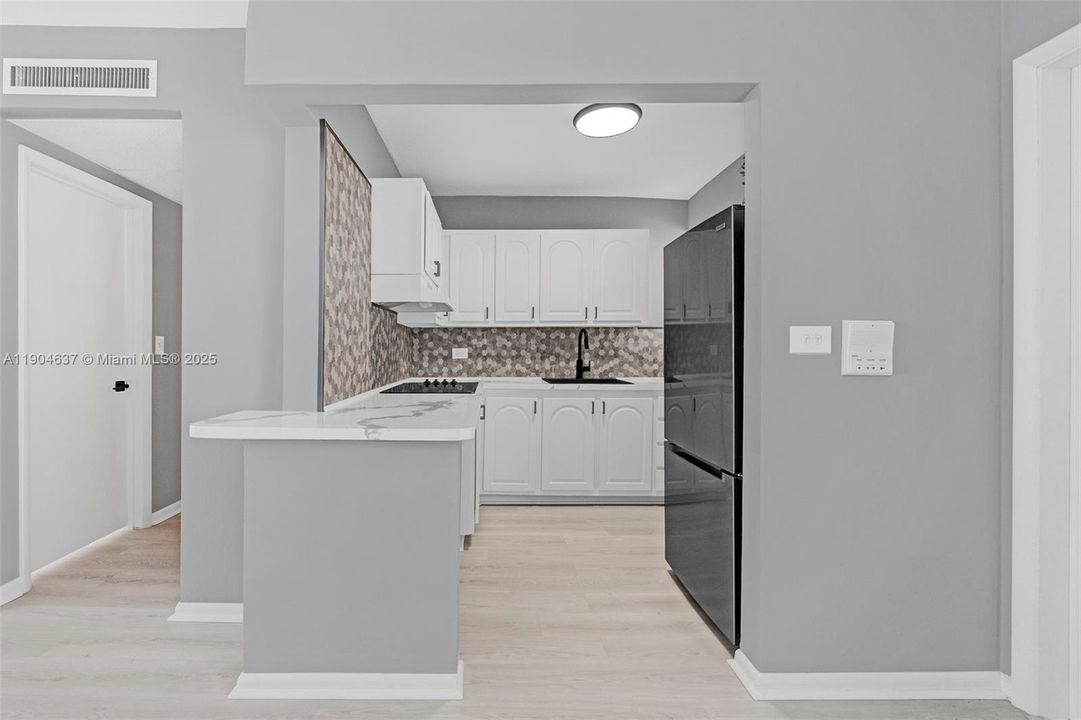 For Sale: $254,900 (1 beds, 1 baths, 700 Square Feet)