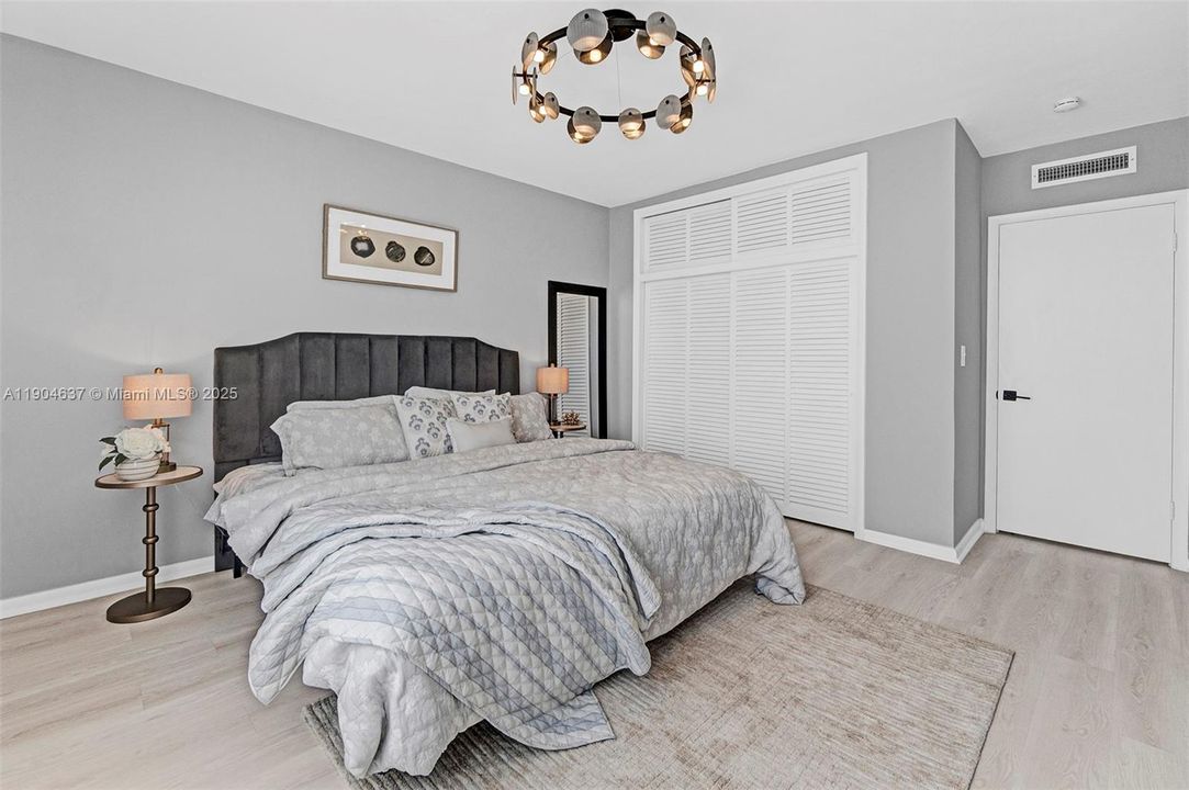 For Sale: $254,900 (1 beds, 1 baths, 700 Square Feet)