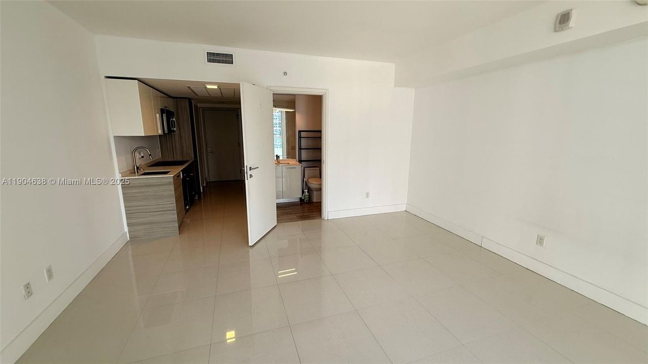 Recently Rented: $2,620 (0 beds, 1 baths, 420 Square Feet)