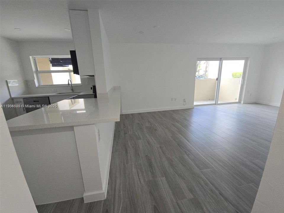 For Sale: $284,900 (1 beds, 1 baths, 809 Square Feet)