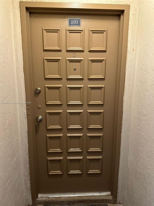 For Sale: $284,900 (1 beds, 1 baths, 809 Square Feet)