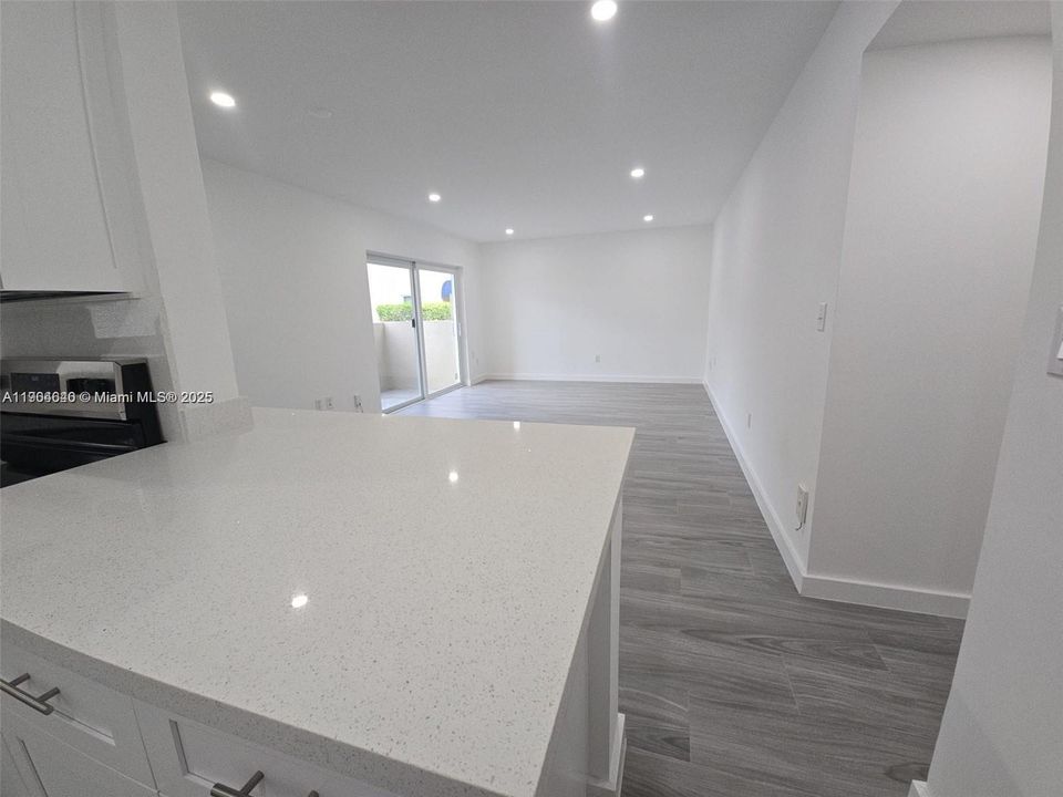 For Sale: $284,900 (1 beds, 1 baths, 809 Square Feet)