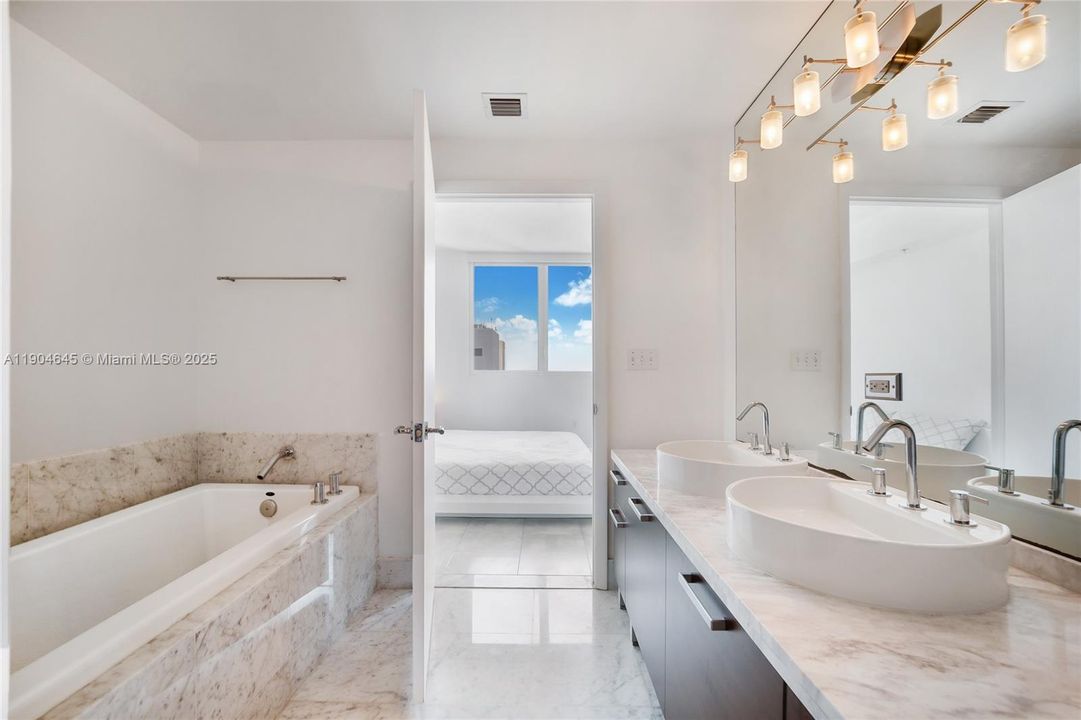 Recently Rented: $4,000 (2 beds, 2 baths, 1203 Square Feet)