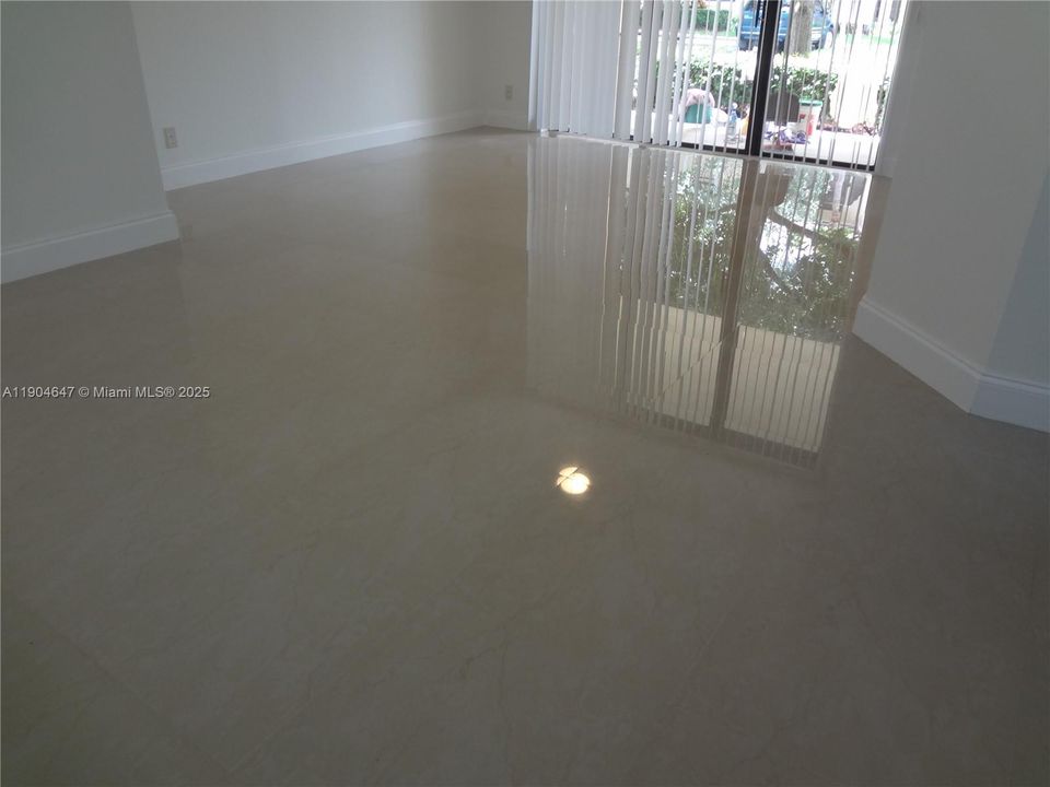 合同活跃: $1,700 (1 贝兹, 1 浴室, 806 平方英尺)