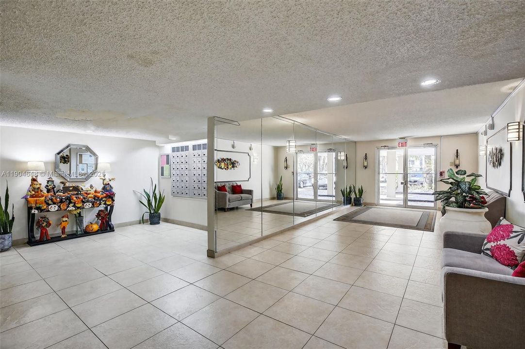 For Sale: $135,000 (1 beds, 1 baths, 680 Square Feet)