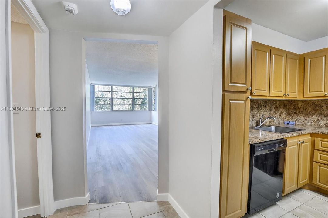 For Sale: $135,000 (1 beds, 1 baths, 680 Square Feet)