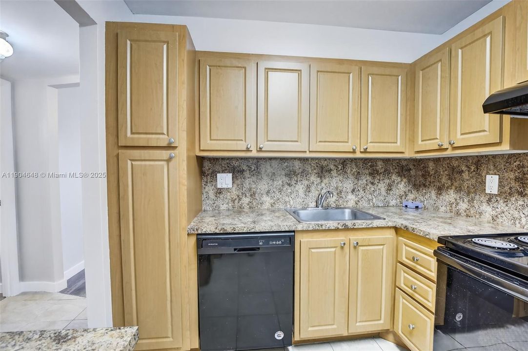 For Sale: $135,000 (1 beds, 1 baths, 680 Square Feet)