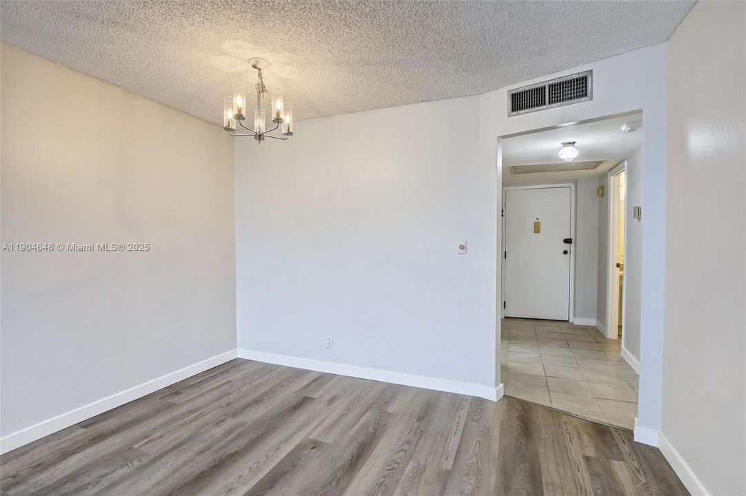 For Sale: $135,000 (1 beds, 1 baths, 680 Square Feet)
