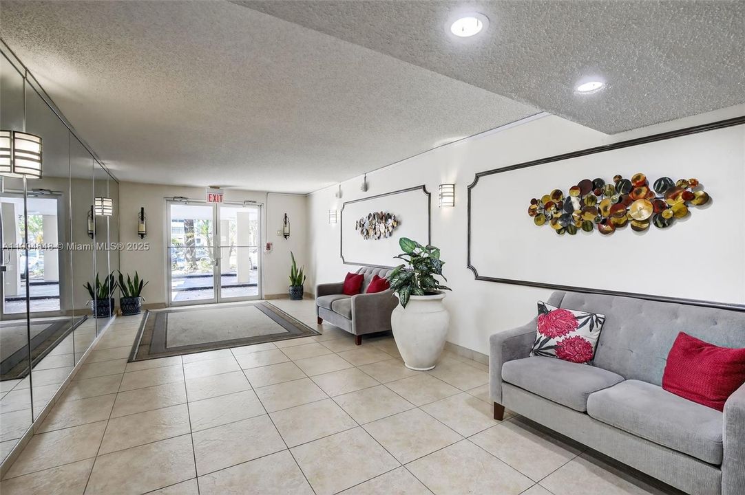 For Sale: $135,000 (1 beds, 1 baths, 680 Square Feet)