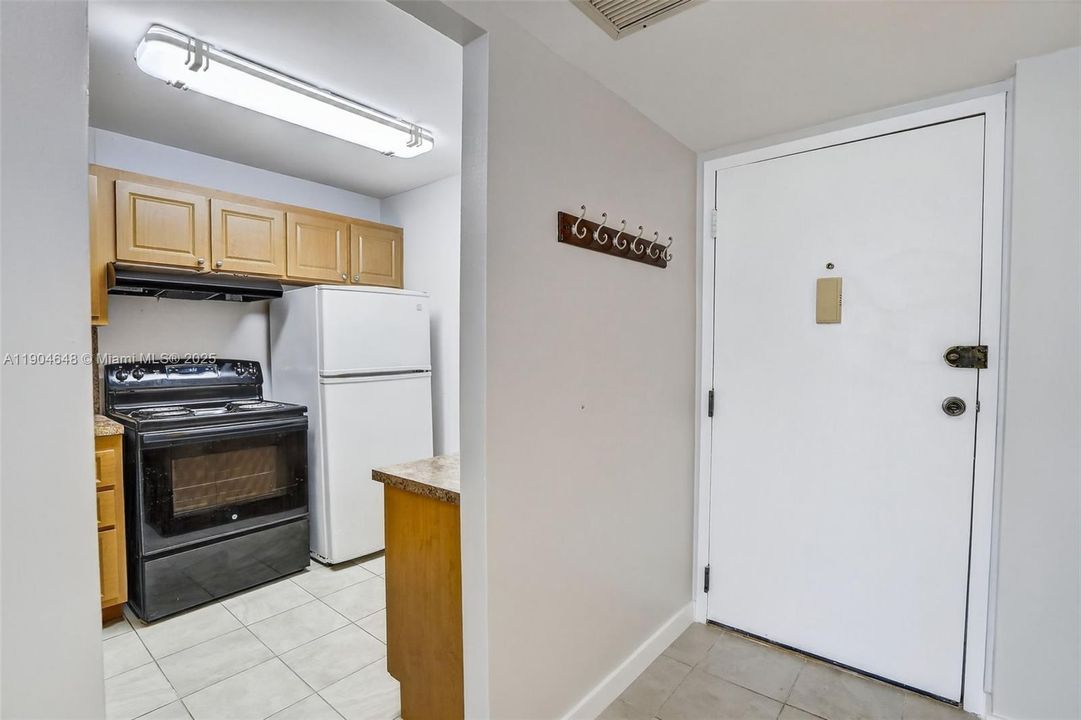 For Sale: $135,000 (1 beds, 1 baths, 680 Square Feet)