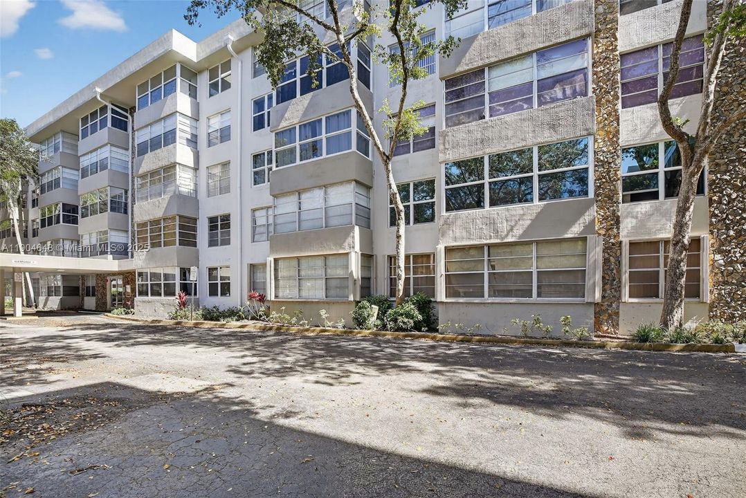 For Sale: $135,000 (1 beds, 1 baths, 680 Square Feet)