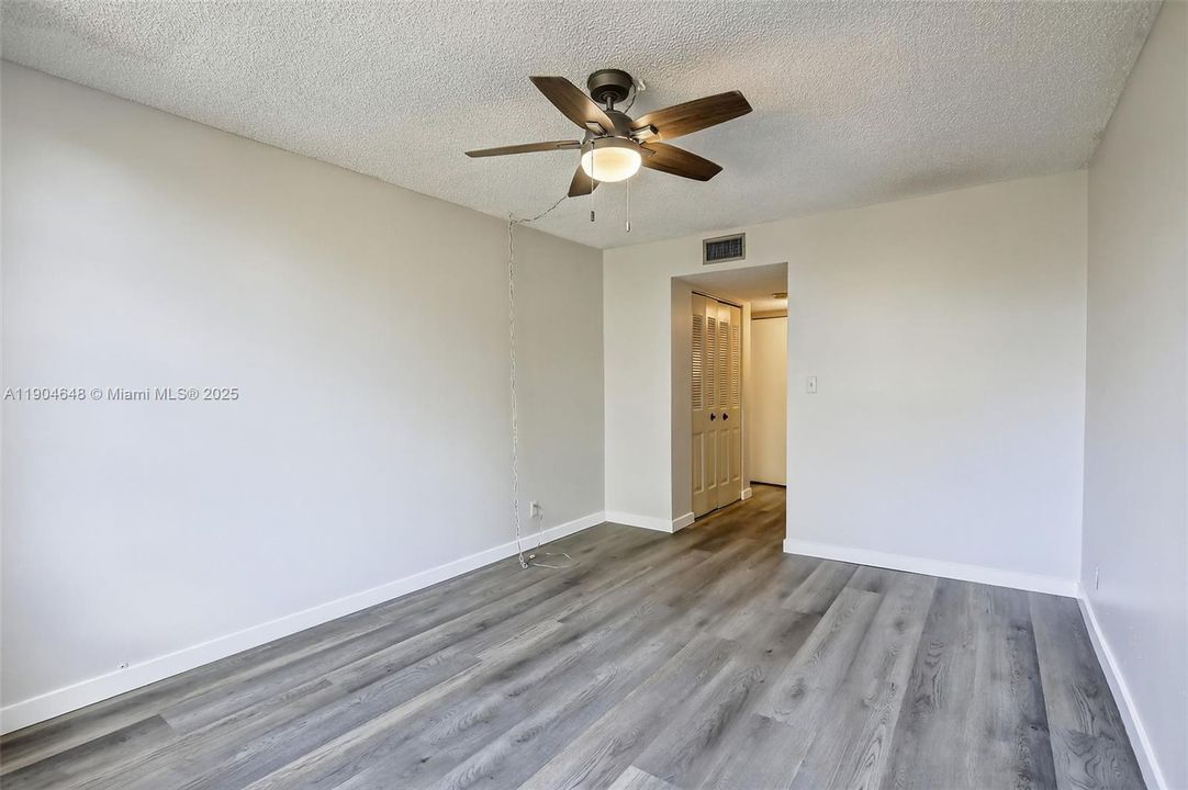 For Sale: $135,000 (1 beds, 1 baths, 680 Square Feet)