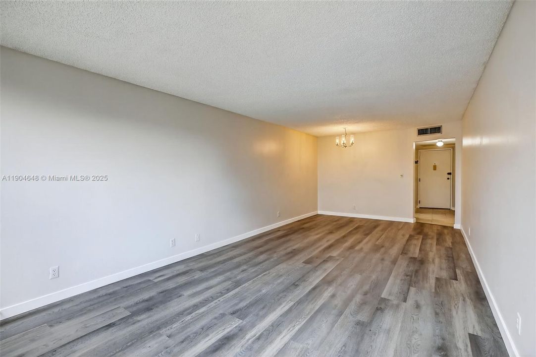 For Sale: $135,000 (1 beds, 1 baths, 680 Square Feet)