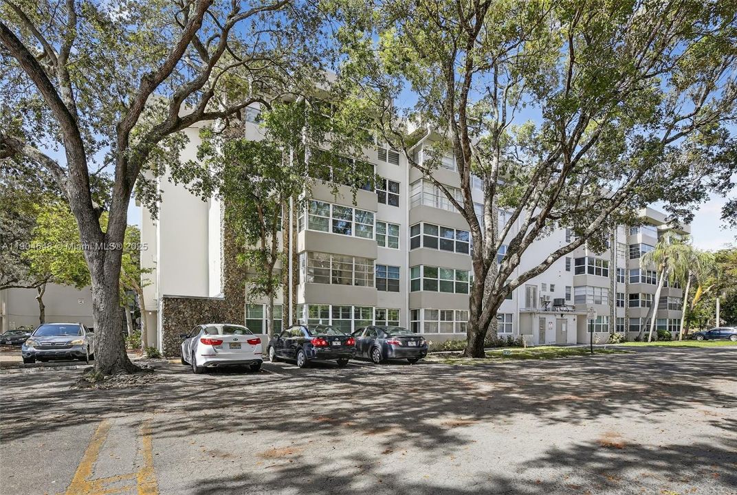 For Sale: $135,000 (1 beds, 1 baths, 680 Square Feet)