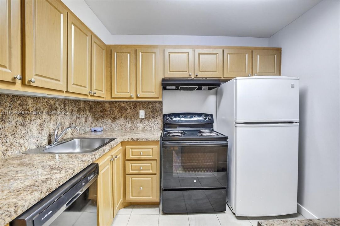 For Sale: $135,000 (1 beds, 1 baths, 680 Square Feet)