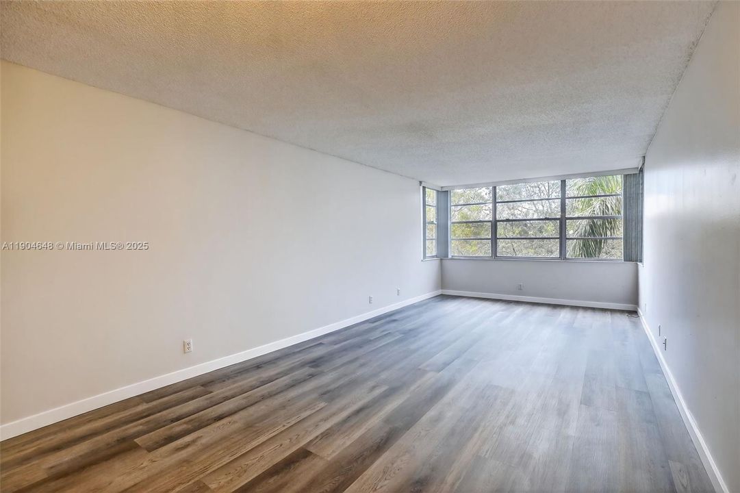 For Sale: $135,000 (1 beds, 1 baths, 680 Square Feet)