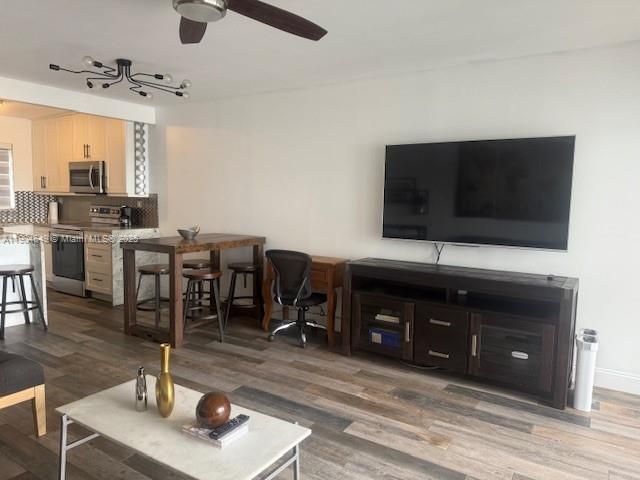 Active With Contract: $2,900 (2 beds, 2 baths, 1020 Square Feet)