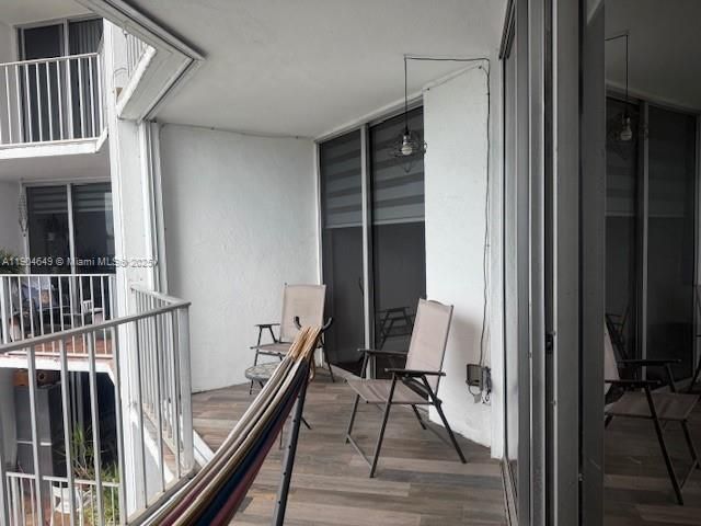 Active With Contract: $2,900 (2 beds, 2 baths, 1020 Square Feet)