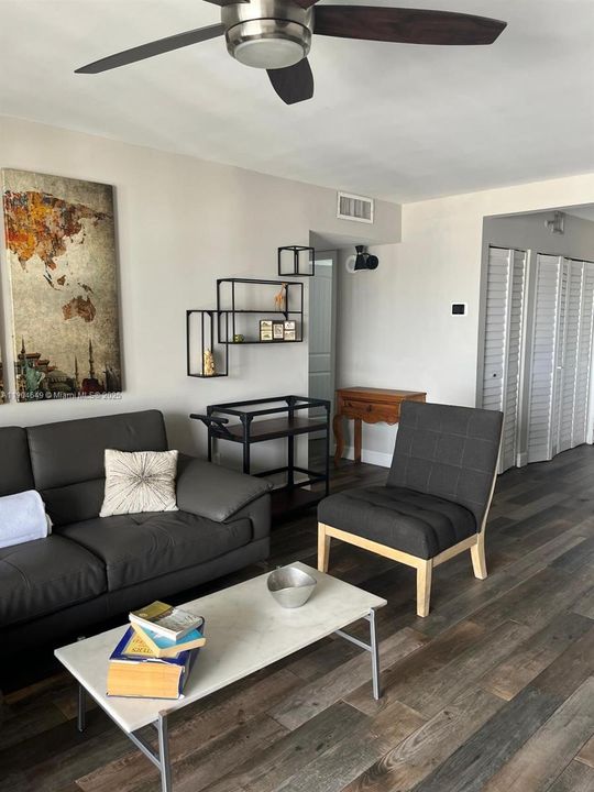 Active With Contract: $2,900 (2 beds, 2 baths, 1020 Square Feet)