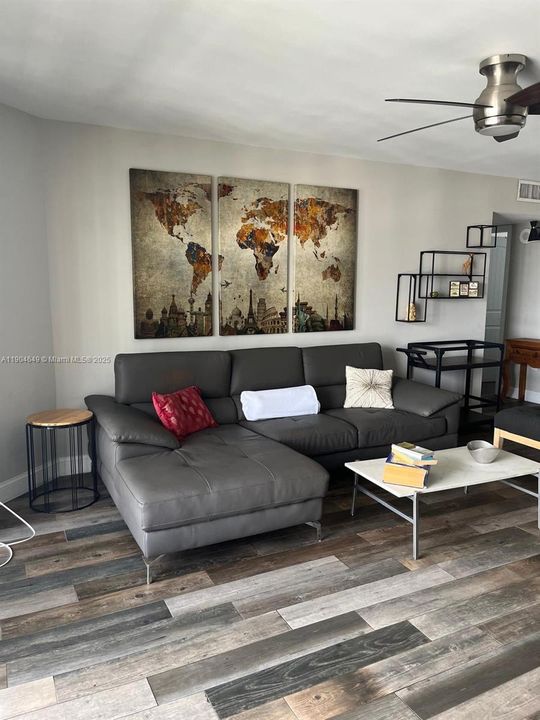 Active With Contract: $2,900 (2 beds, 2 baths, 1020 Square Feet)
