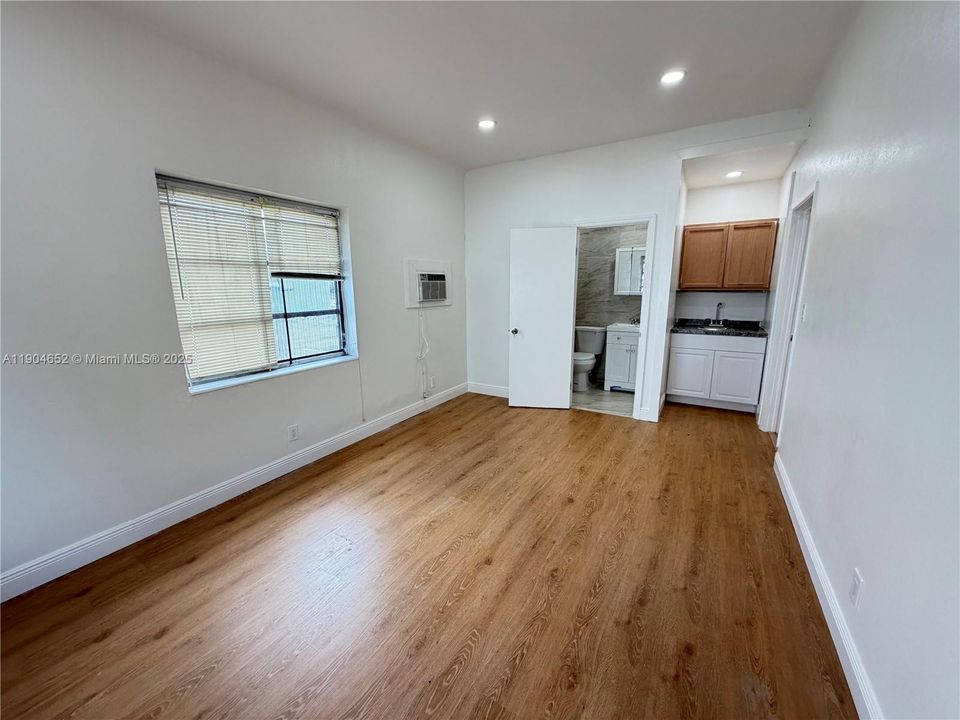 For Rent: $2,075 (2 beds, 2 baths, 750 Square Feet)