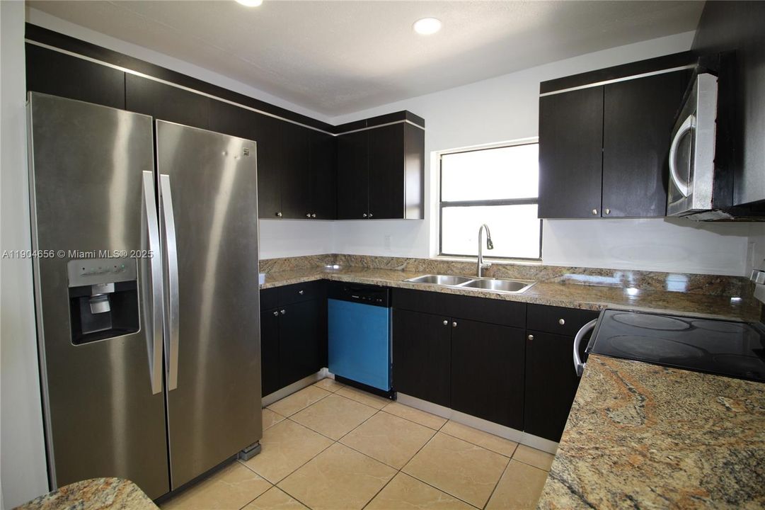 For Rent: $2,895 (3 beds, 2 baths, 1309 Square Feet)