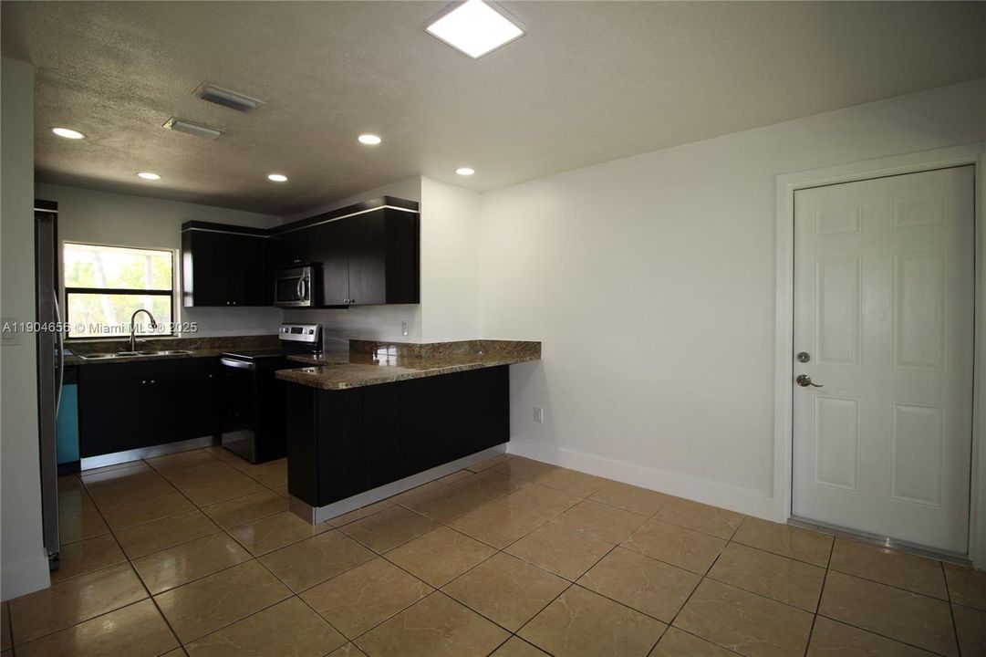 For Rent: $2,895 (3 beds, 2 baths, 1309 Square Feet)