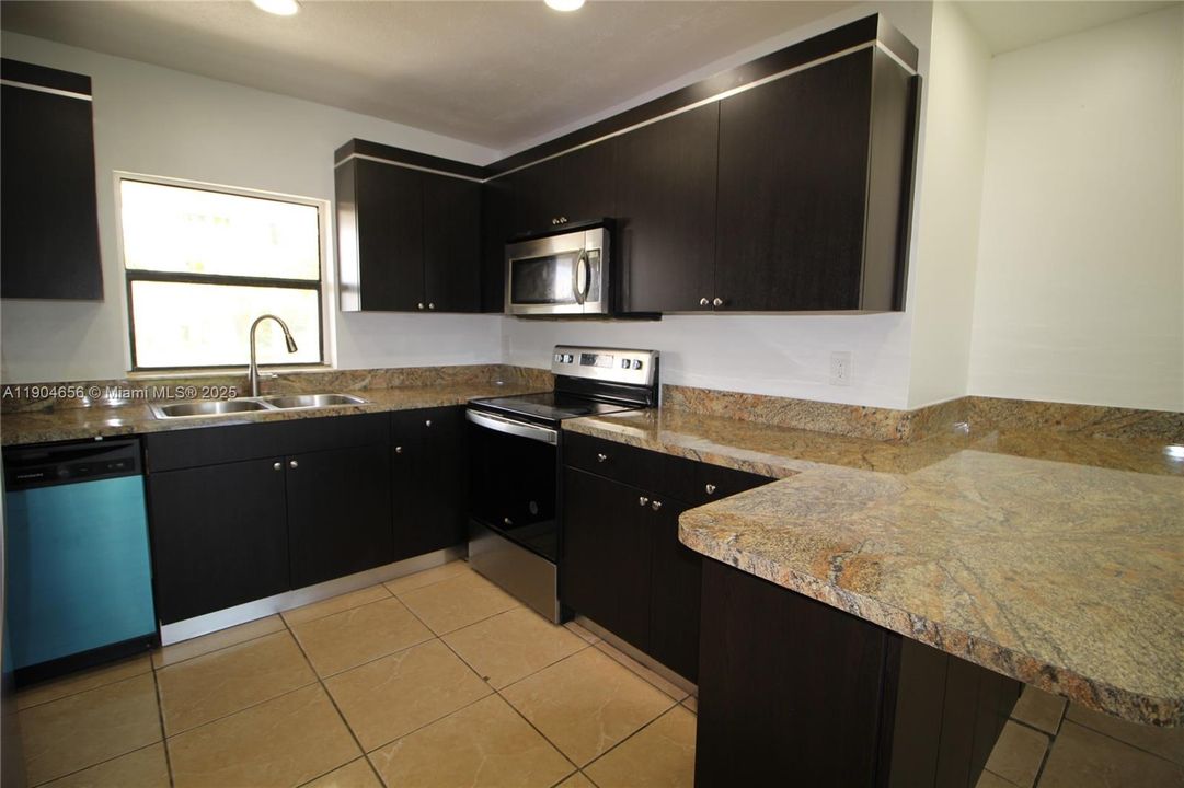 For Rent: $2,895 (3 beds, 2 baths, 1309 Square Feet)