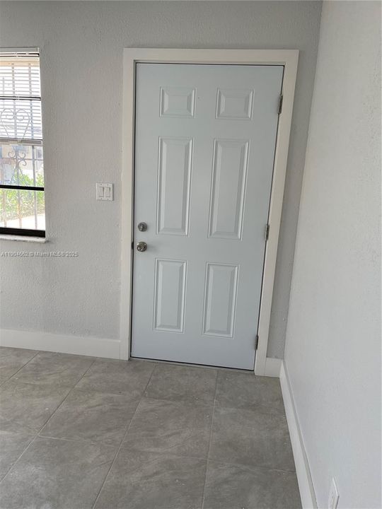 Recently Rented: $2,400 (2 beds, 1 baths, 987 Square Feet)