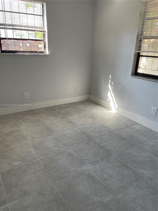 Recently Rented: $2,400 (2 beds, 1 baths, 987 Square Feet)