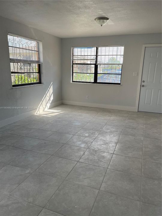 Recently Rented: $2,400 (2 beds, 1 baths, 987 Square Feet)