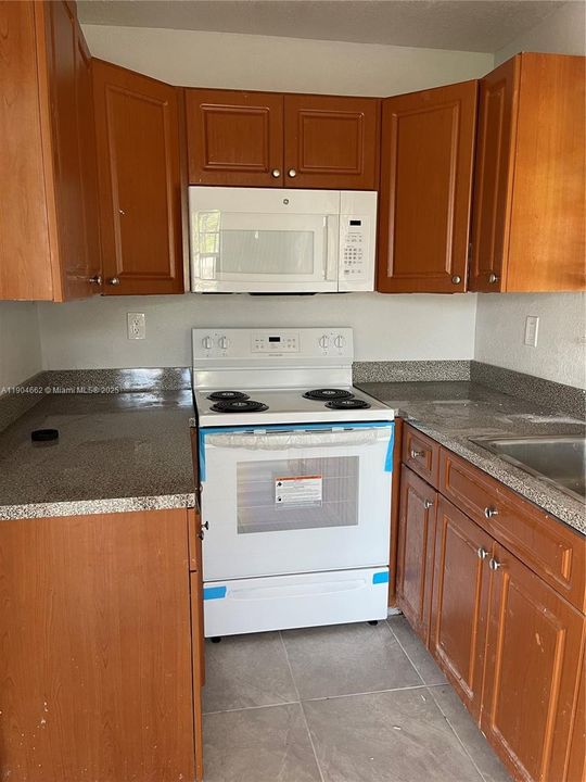Recently Rented: $2,400 (2 beds, 1 baths, 987 Square Feet)