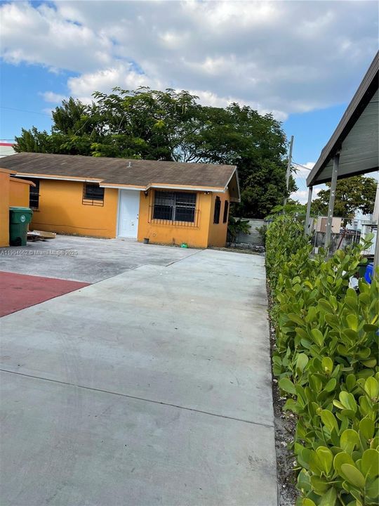 Recently Rented: $2,400 (2 beds, 1 baths, 987 Square Feet)