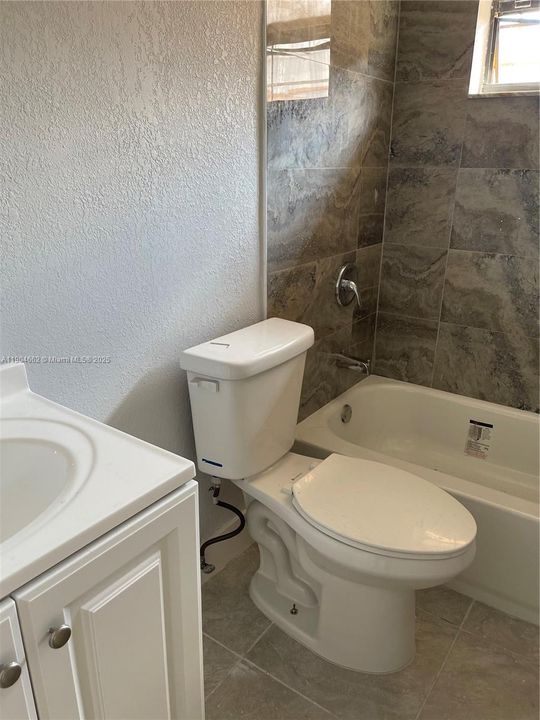 Recently Rented: $2,400 (2 beds, 1 baths, 987 Square Feet)