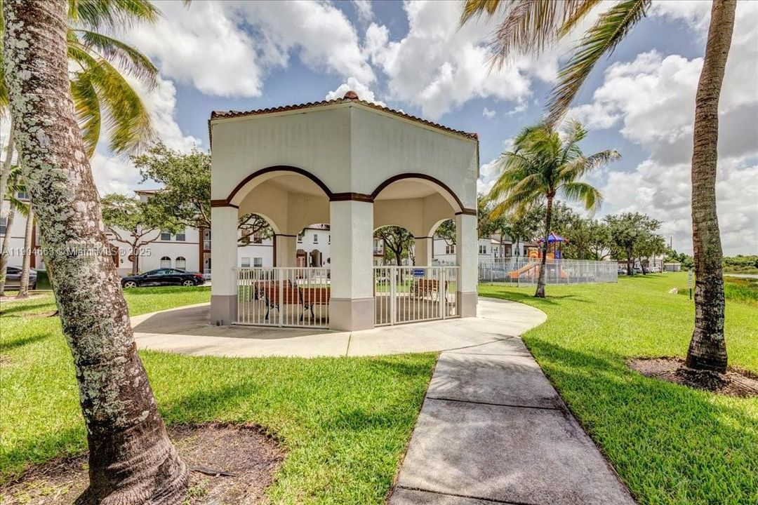 Recently Rented: $2,700 (3 beds, 2 baths, 1445 Square Feet)