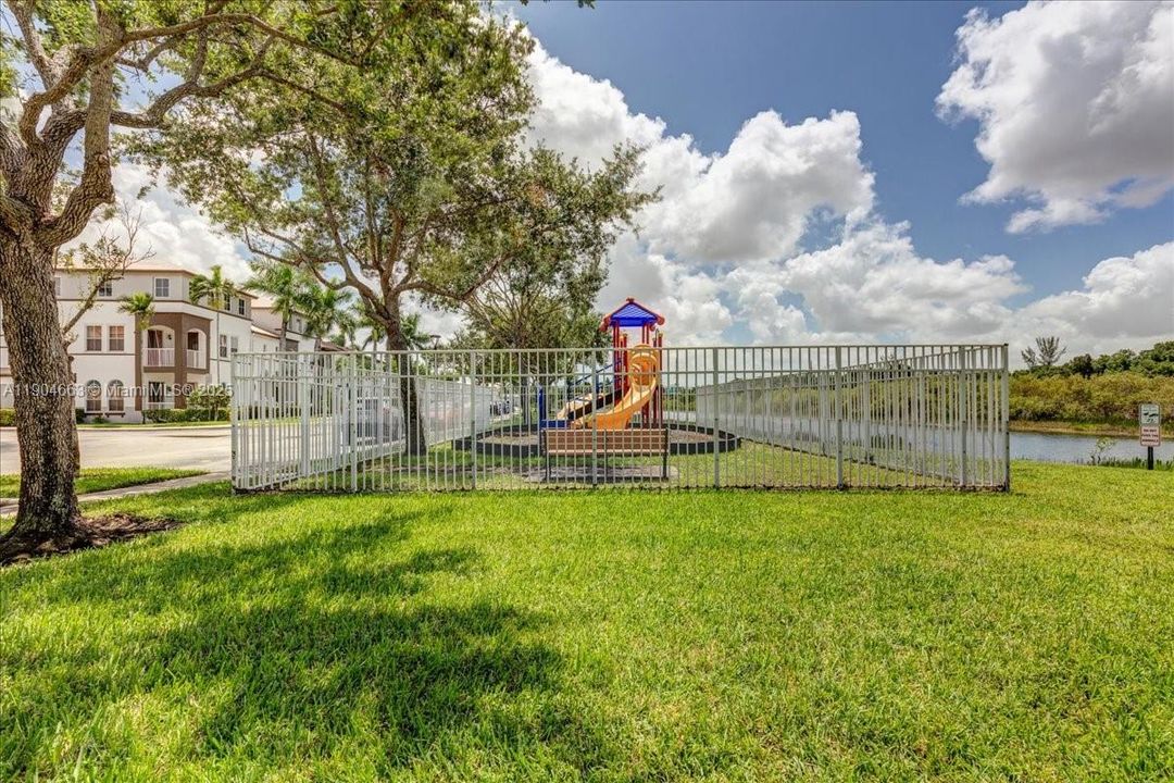 Recently Rented: $2,700 (3 beds, 2 baths, 1445 Square Feet)