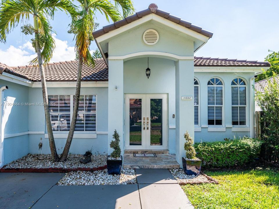 Recientemente alquilado: $3,200 (3 camas, 3 baños, 1574 Pies cuadrados)