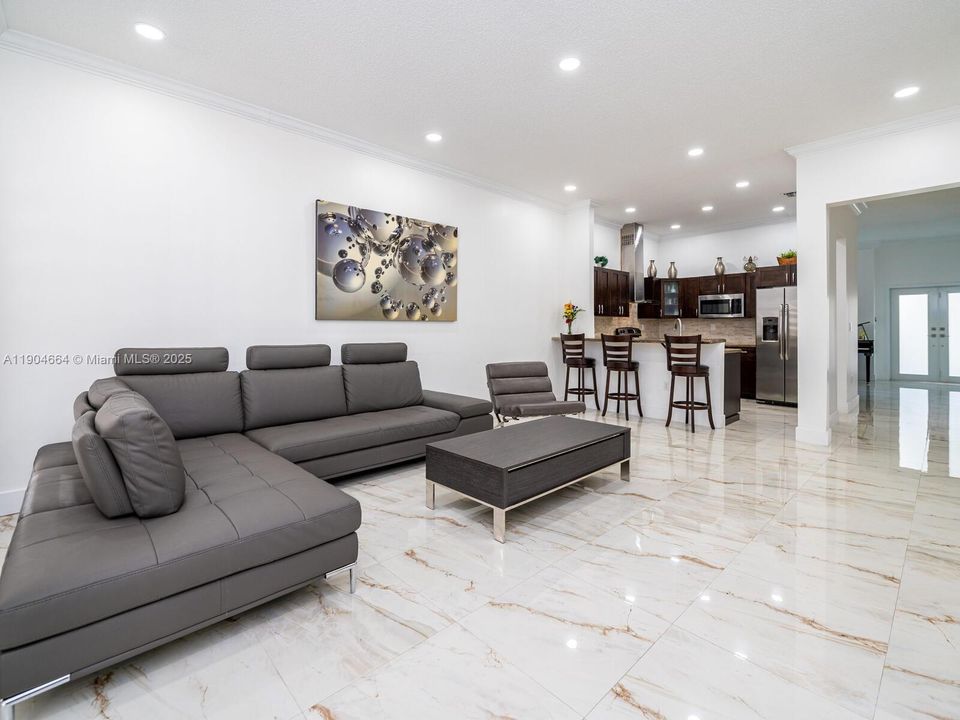 Recientemente alquilado: $3,200 (3 camas, 3 baños, 1574 Pies cuadrados)