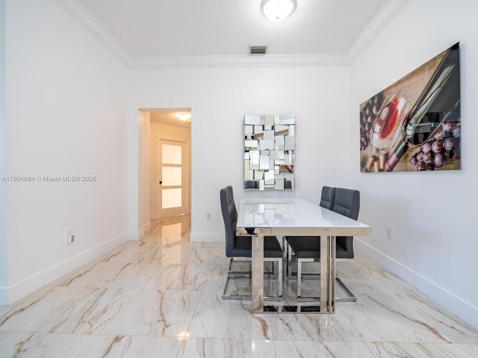 Recientemente alquilado: $3,200 (3 camas, 3 baños, 1574 Pies cuadrados)