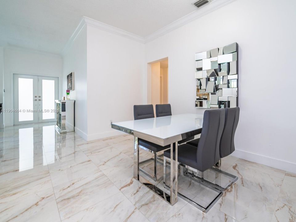 Recientemente alquilado: $3,200 (3 camas, 3 baños, 1574 Pies cuadrados)