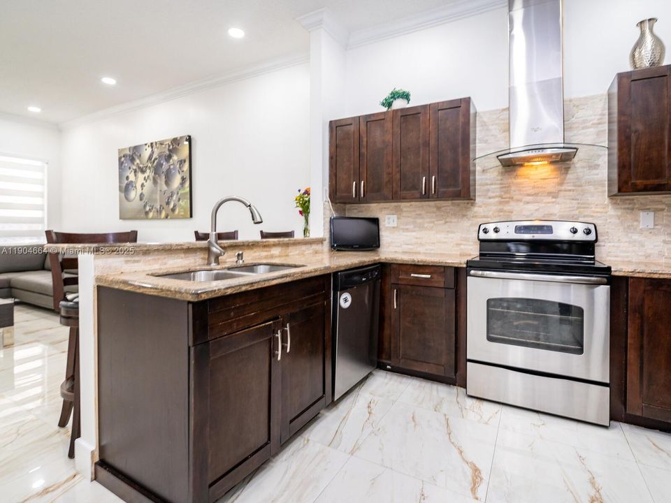 Recientemente alquilado: $3,200 (3 camas, 3 baños, 1574 Pies cuadrados)