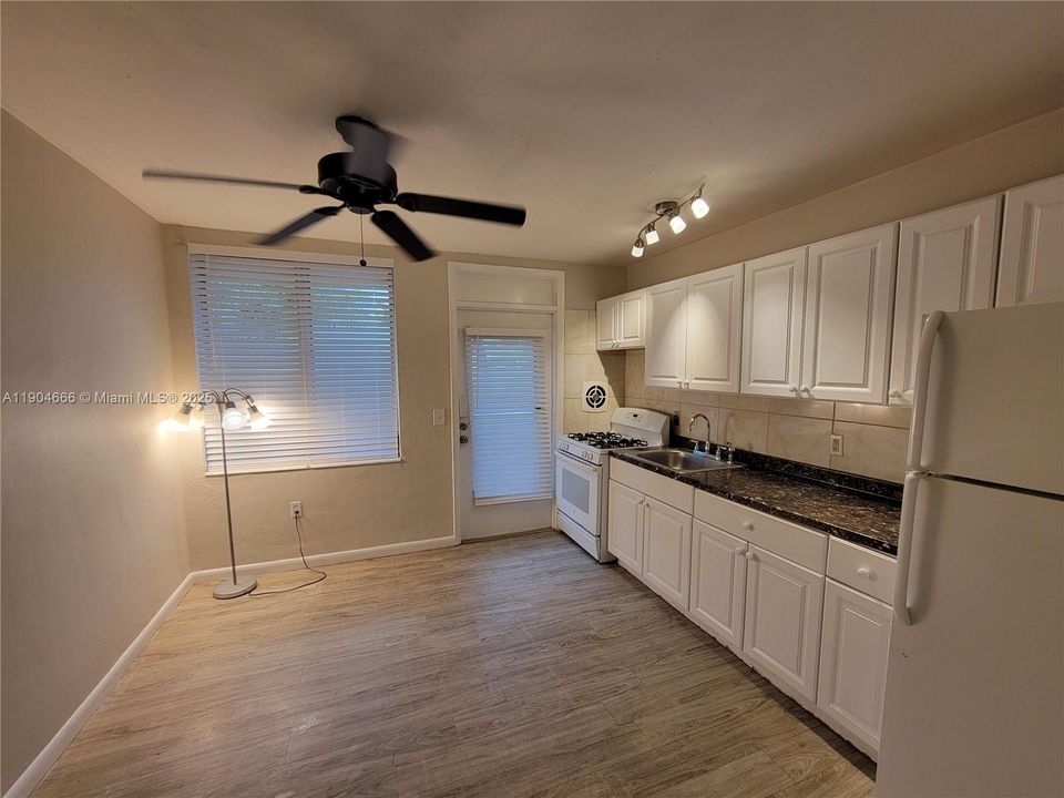 最近租的: $1,595 (1 贝兹, 1 浴室, 450 平方英尺)