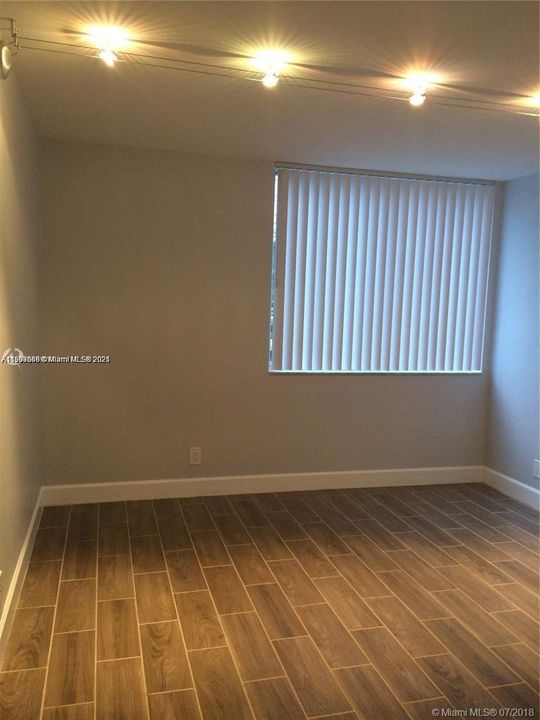 Active With Contract: $2,150 (2 beds, 2 baths, 965 Square Feet)