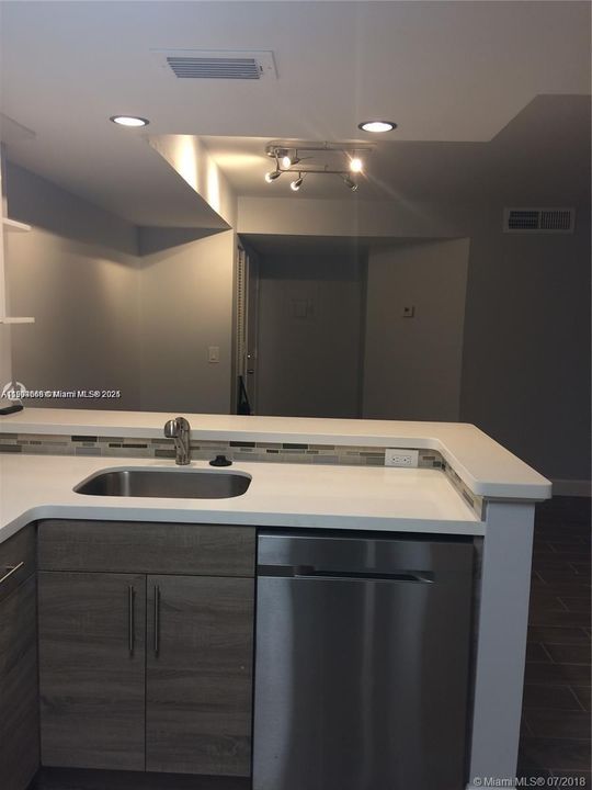 Active With Contract: $2,150 (2 beds, 2 baths, 965 Square Feet)