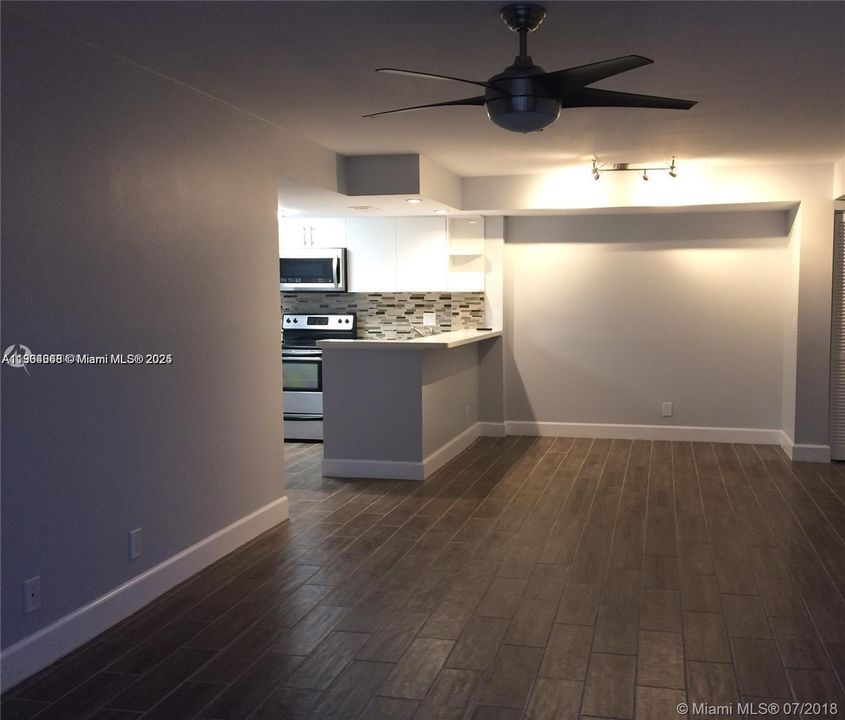 Active With Contract: $2,150 (2 beds, 2 baths, 965 Square Feet)