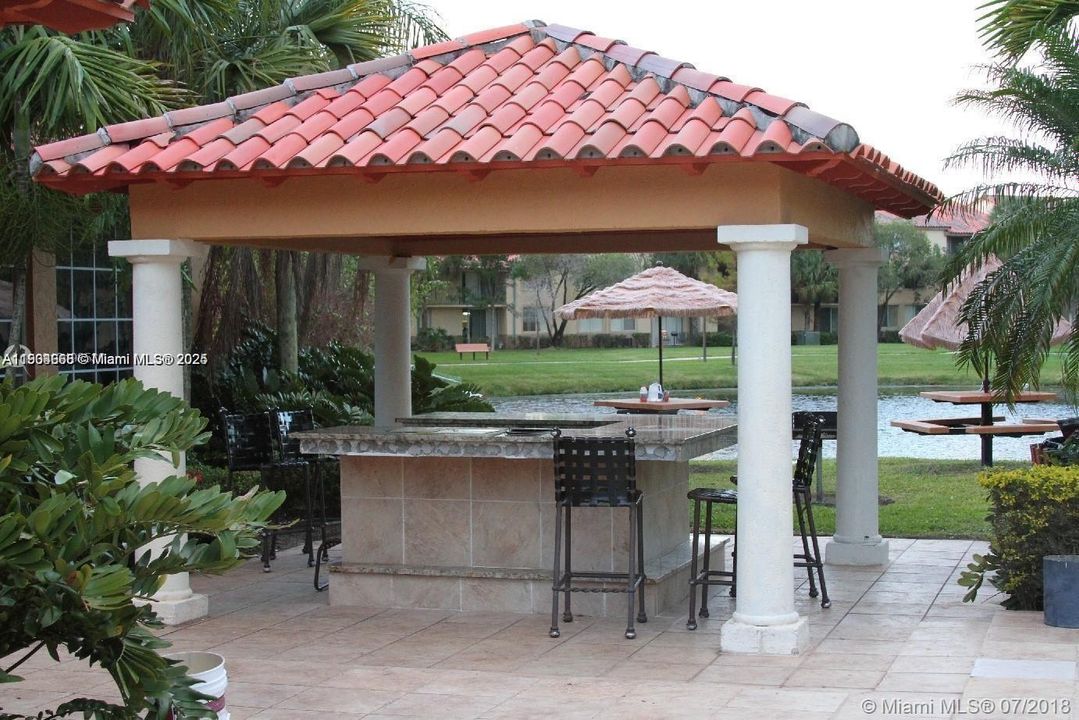 Active With Contract: $2,150 (2 beds, 2 baths, 965 Square Feet)