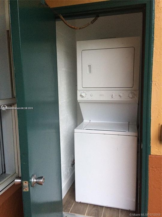 Active With Contract: $2,150 (2 beds, 2 baths, 965 Square Feet)