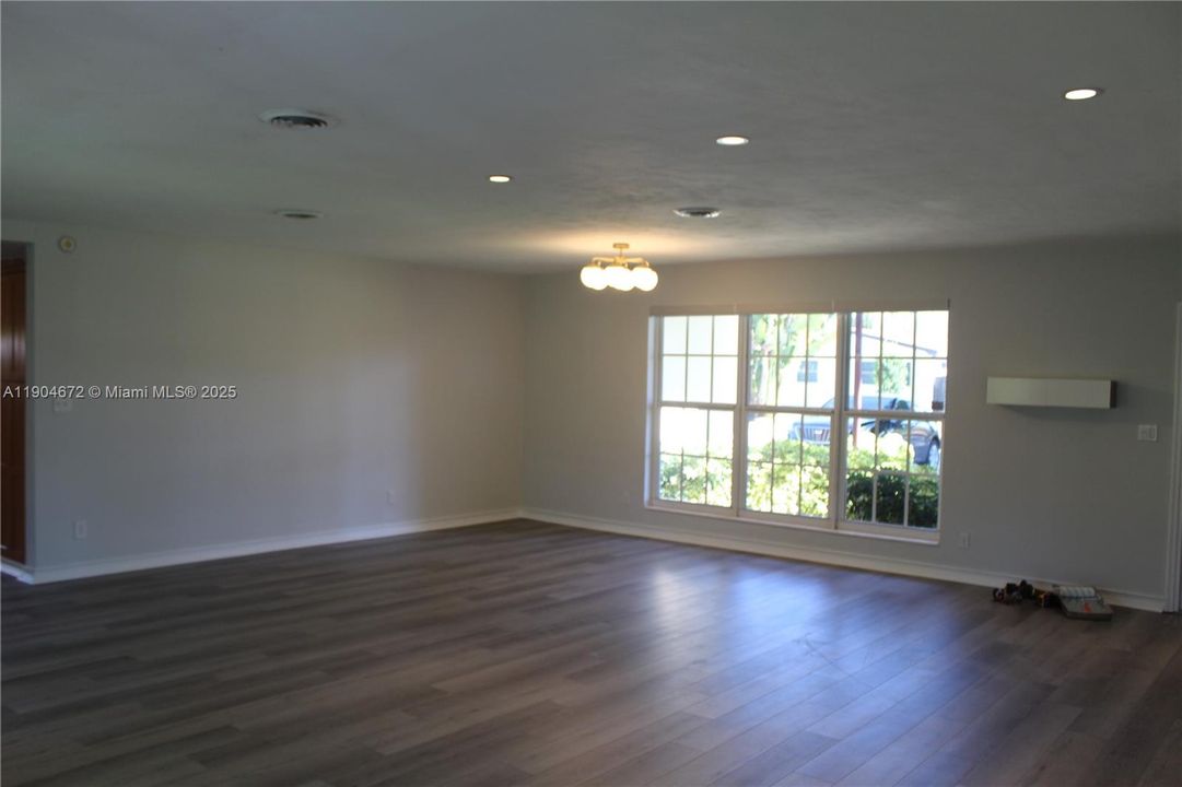 Recently Rented: $4,500 (3 beds, 2 baths, 1799 Square Feet)